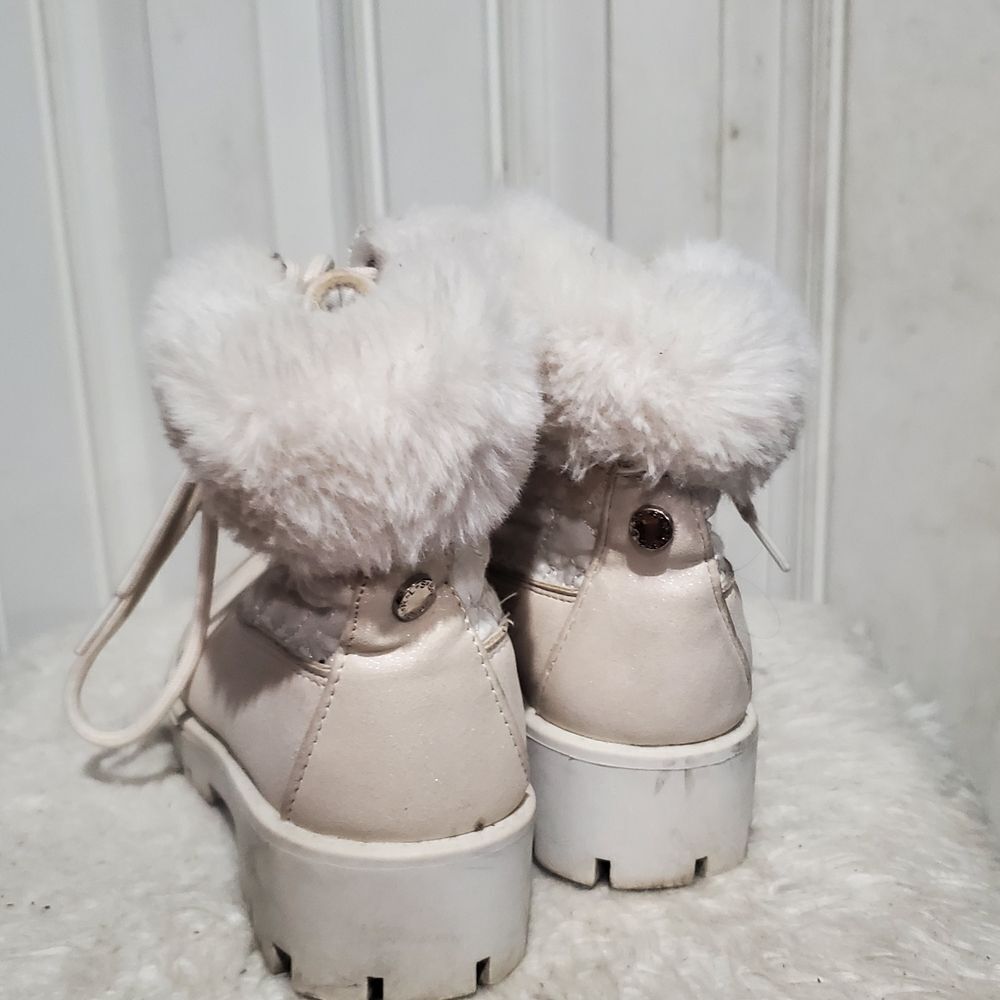 Girls BCBG Boots Cream Fur-Lined Kids Boots - Picture 2 of 7
